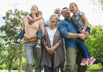 Family with healthy smiles thanks to the membership savings club for adults
