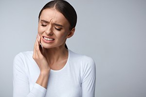 woman with a dental emergency in Crete