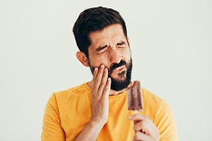 man with a popsicle having tooth sensitivity (for intro section)