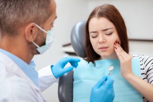 woman tooth pain emergency dentist Lincoln